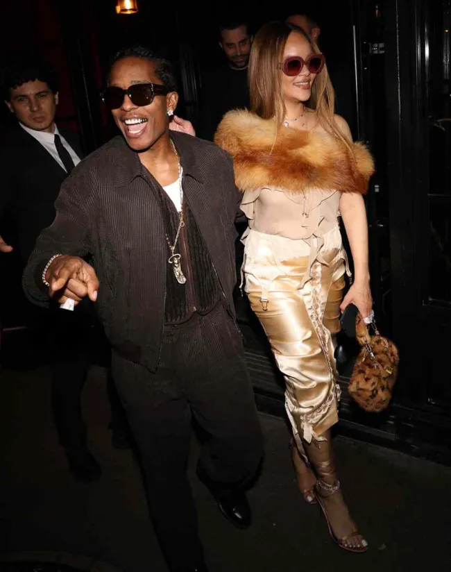 Rihanna y A$AP Rocky caminando hacia la cita del Día de San Valentín.