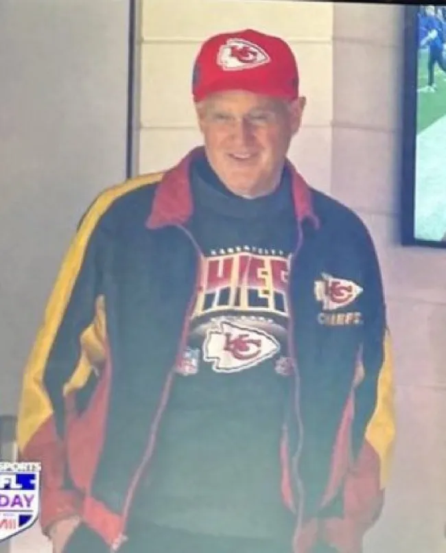 Scott, el padre de Taylor Swift, luce el equipo de los Kansas City Chiefs.