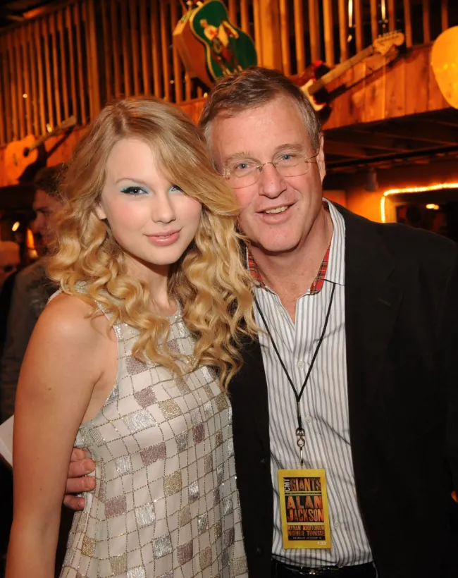 Taylor Swift y su papá Scott K. Swift en 2008.