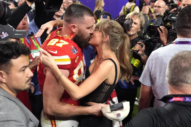 Taylor Swift besa al ala cerrada de los Kansas City Chiefs, Travis Kelce, después del partido del Super Bowl 58 de la NFL.