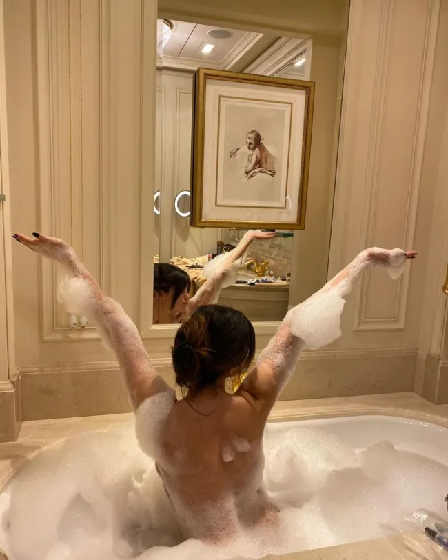 Selena Gómez en un baño.