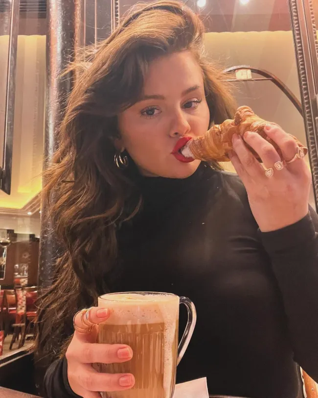 Selena Gómez comiendo un croissant.