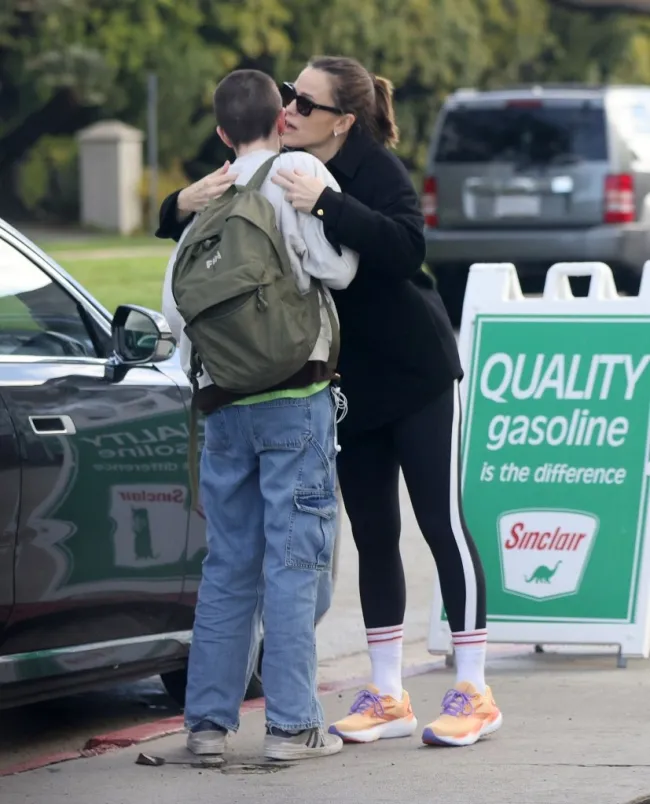 Jennifer Garner abraza a la niña Seraphina