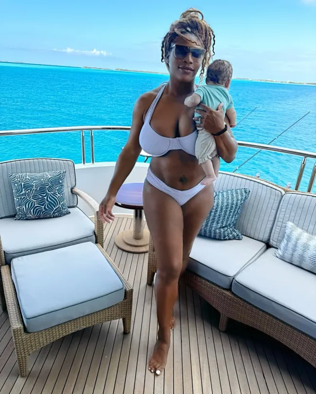 Serena Williams sosteniendo a su bebé mientras posa en bikini