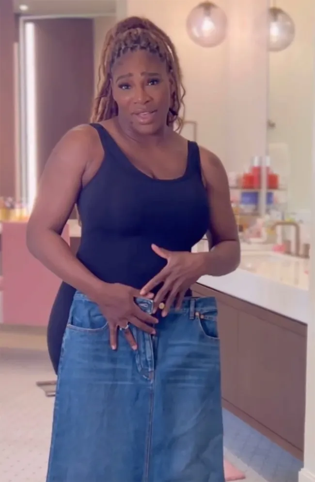 Serena Williams sosteniendo una falda vaquera.