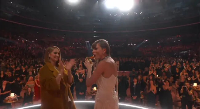 Celine Dion y Taylor Swift en el escenario de los Grammy
