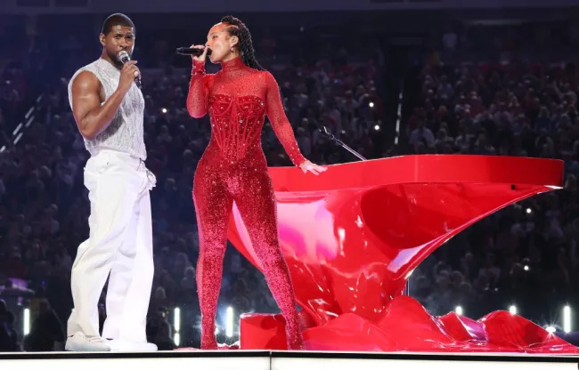 Usher y Alicia Keys cantando durante el espectáculo de medio tiempo del Super Bowl LVIII