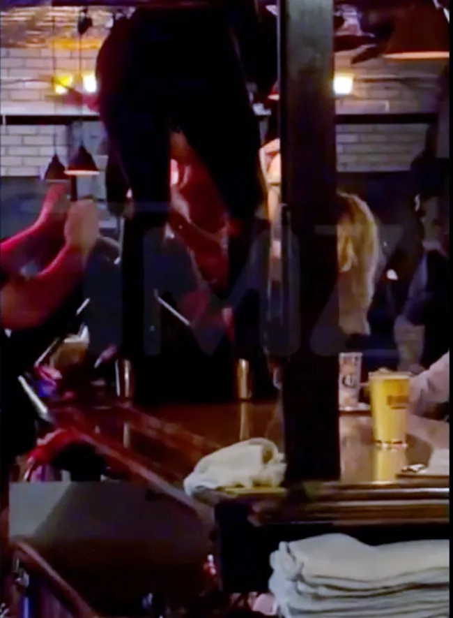 Tamra Judge bailando en un bar