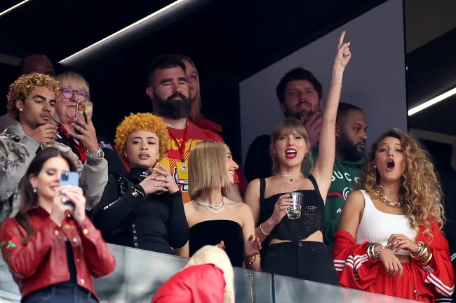 El rapero Ice Spice, la cantante Taylor Swift y la actriz Blake Lively de pie en el Super Bowl