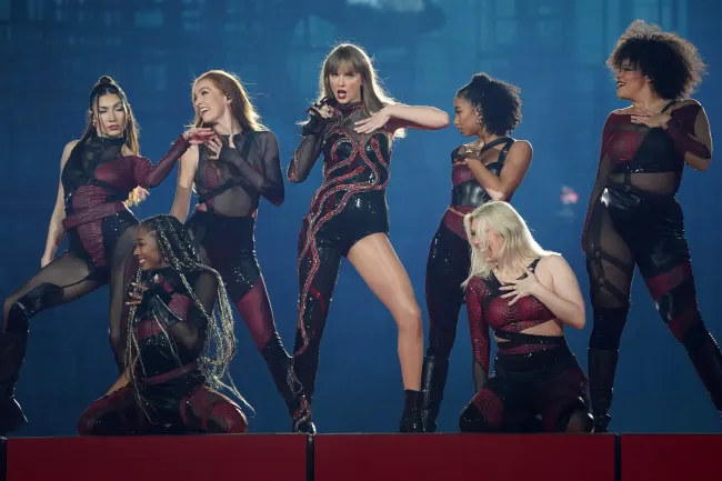 Taylor Swift actúa en Tokio