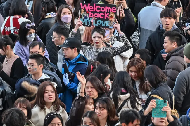 Los fanáticos de Taylor Swift hacen fila antes de su primera actuación en Tokio.
