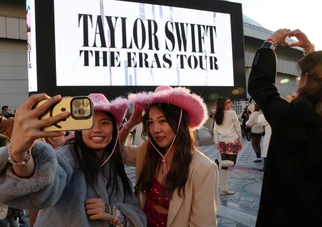 Taylor Swift se toma una selfie antes de su primera actuación en Tokio.