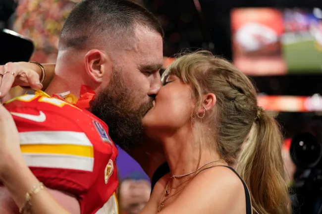 Taylor Swift y Travis Kelce se besan en el Super Bowl