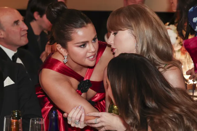 Selena Gomez, Taylor Swift y Keleigh Teller en los Globos de Oro.