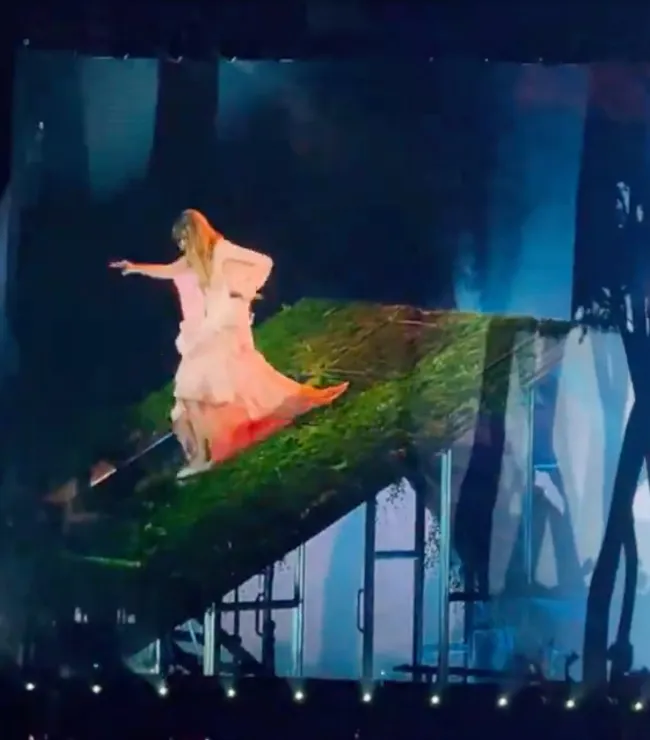 Taylor Swift tropieza por las escaleras pero se recupera