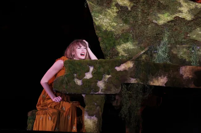 Taylor Swift tocando un piano cubierto de musgo