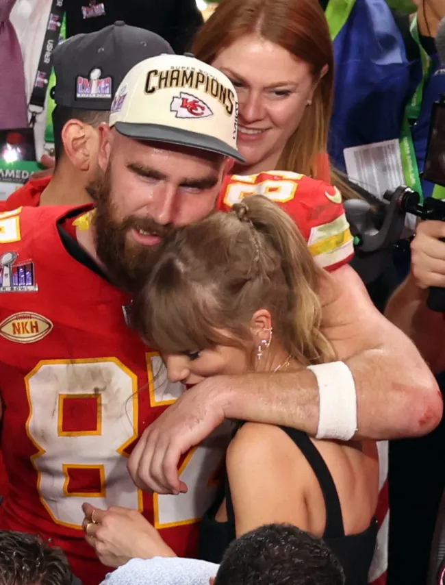 Travis Kelce abraza a Taylor Swift después del Super Bowl