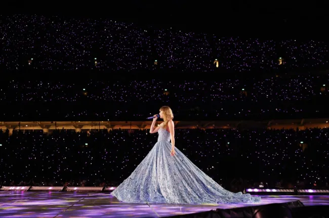 Taylor Swift cantando con un enorme vestido de fiesta.