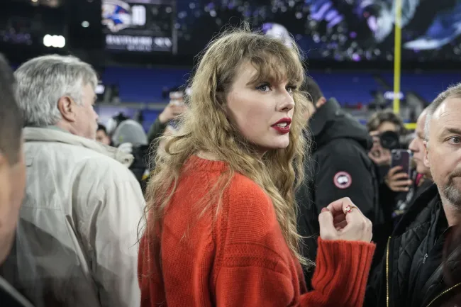 Taylor Swift habla con la gente en el campo después de un partido de fútbol americano de la NFL por el Campeonato de la AFC entre los Baltimore Ravens y los Kansas City Chiefs, el domingo 28 de enero de 2024, en Baltimore.
