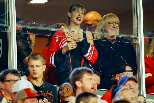 Taylor Swift y Donna Kelce reaccionan antes del partido entre los Kansas City Chiefs y los Denver Broncos en el GEHA Field del Arrowhead Stadium el 12 de octubre de 2023 en Kansas City, Missouri.