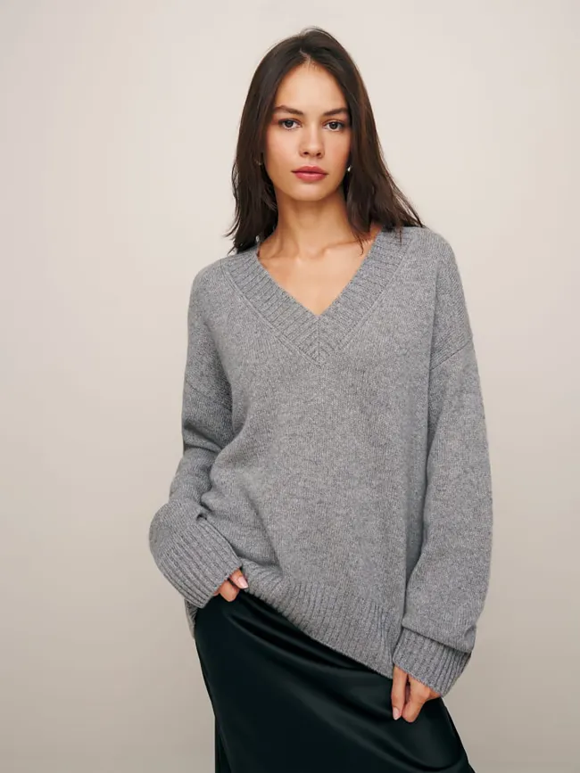 Una modelo con un suéter gris.