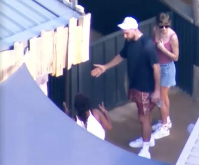 Travis Kelce y Taylor Swift paseando por el zoológico de Sydney.