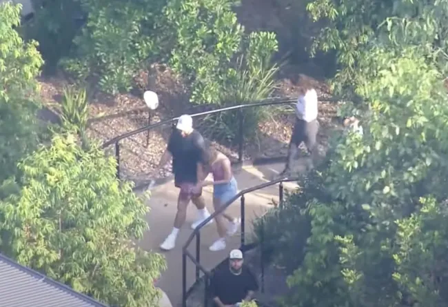 Travis Kelce y Taylor Swift paseando por el zoológico de Sydney.