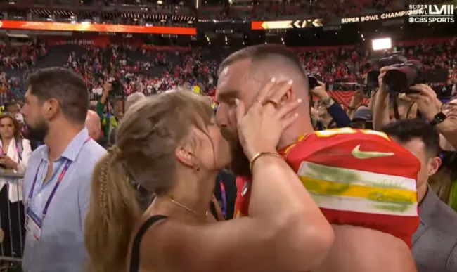 Taylor Swift y Travis Kelce besándose después del Super Bowl 2024.