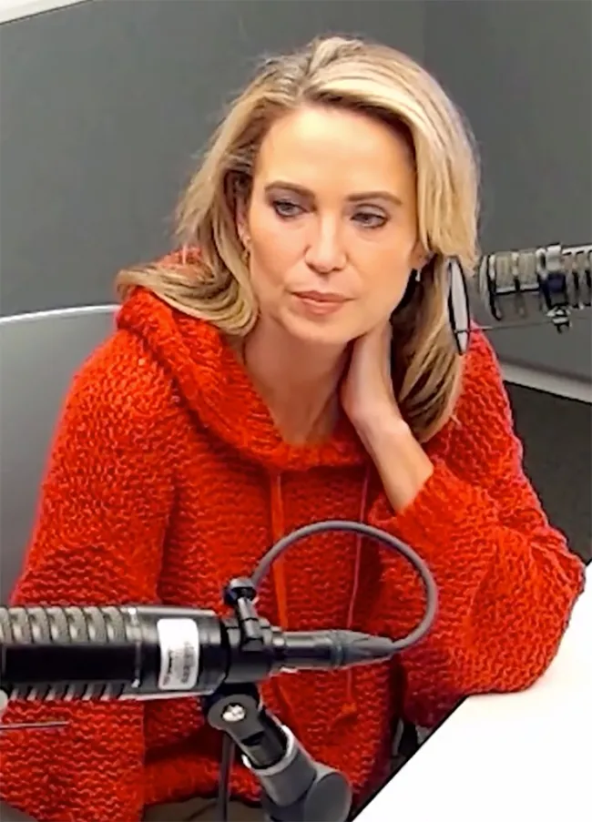 amy robach sentada con la mano en el cuello