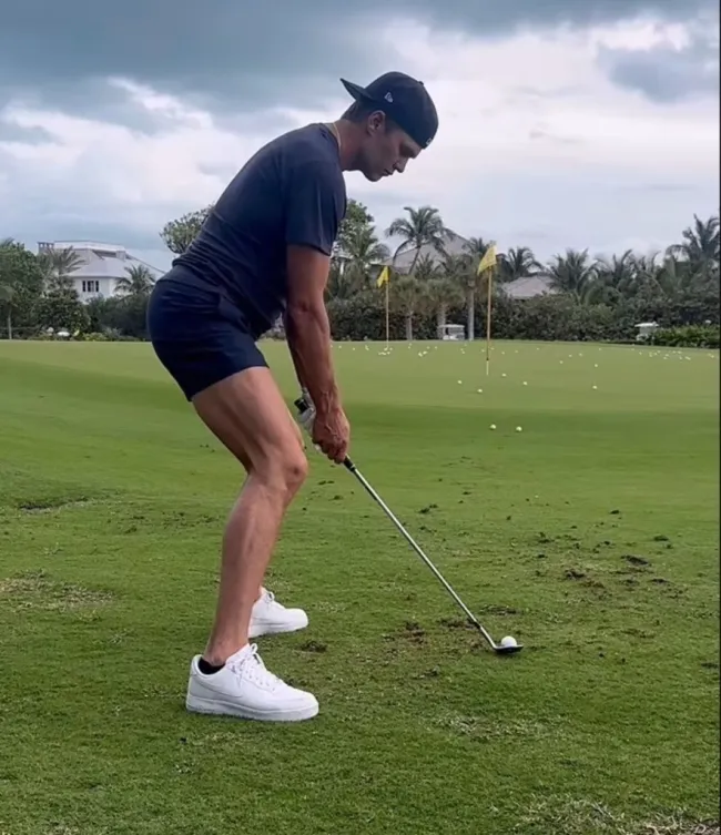 Tom Brady jugando al golf.