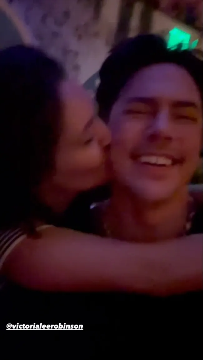 Victoria Lee Robinson besando la mejilla de Tom Sandoval