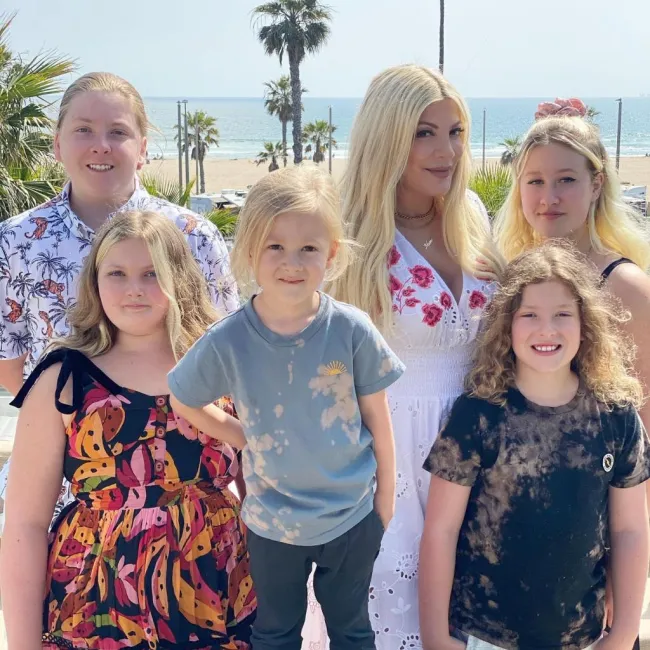 Tori Spelling y sus cinco hijos.
