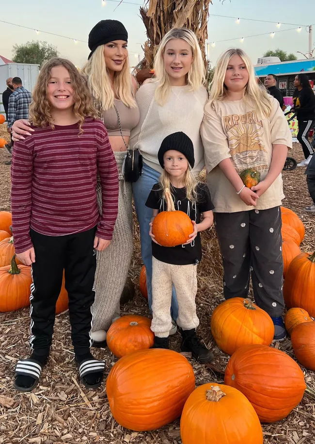 Tori Spelling y sus hijos en el huerto de calabazas