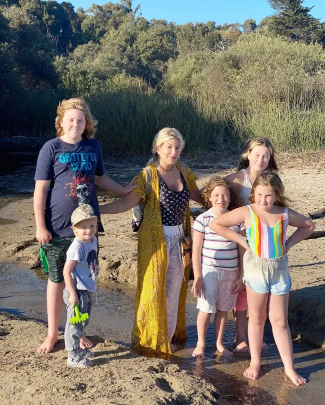 Tori Spelling en la playa con sus hijos.