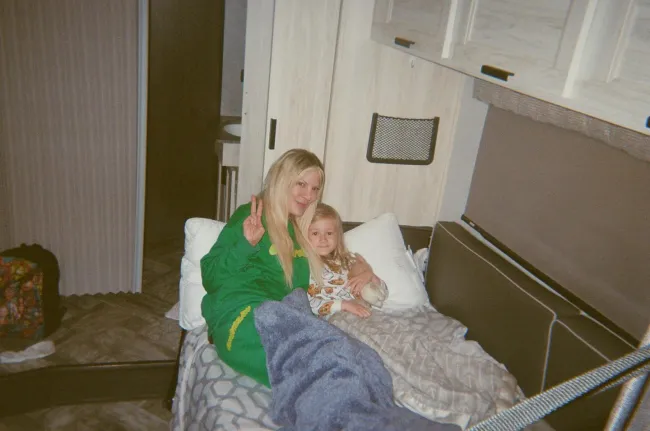 Tori Spelling y su hijo en una casa rodante