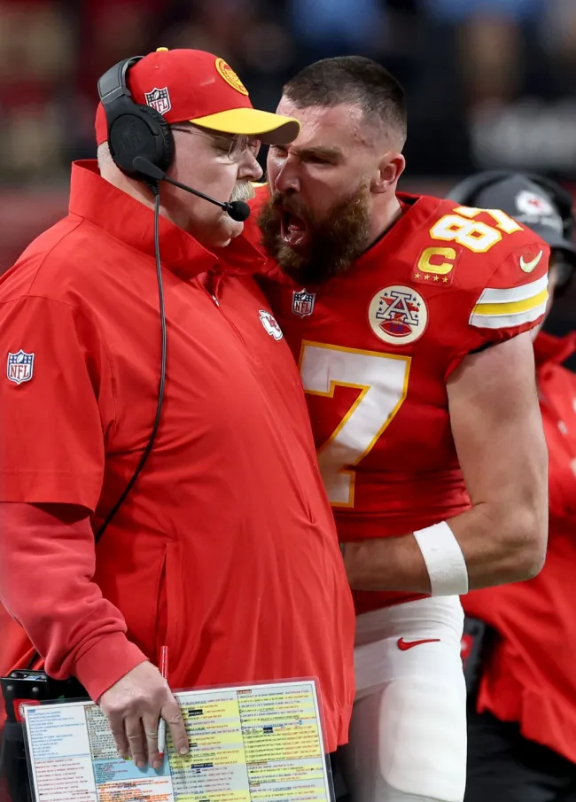 Travis Kelce gritándole a Andy Reid durante el Super Bowl