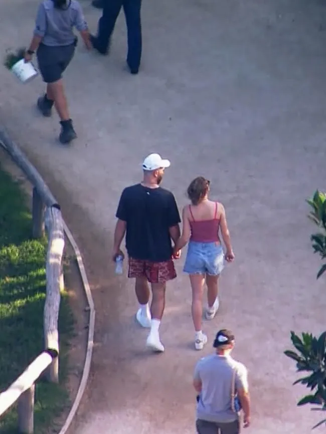 Taylor Swift y Travis Kelce visitando el zoológico de Sydney.