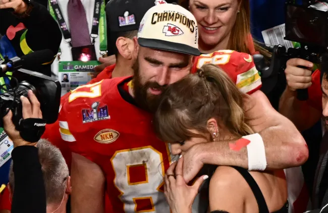 Travis Kelce abrazando a Taylor Swift tras ganar el Super Bowl de 2024.