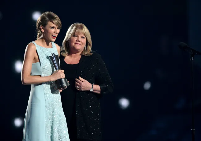 Taylor Swift y su mamá, Andrea.