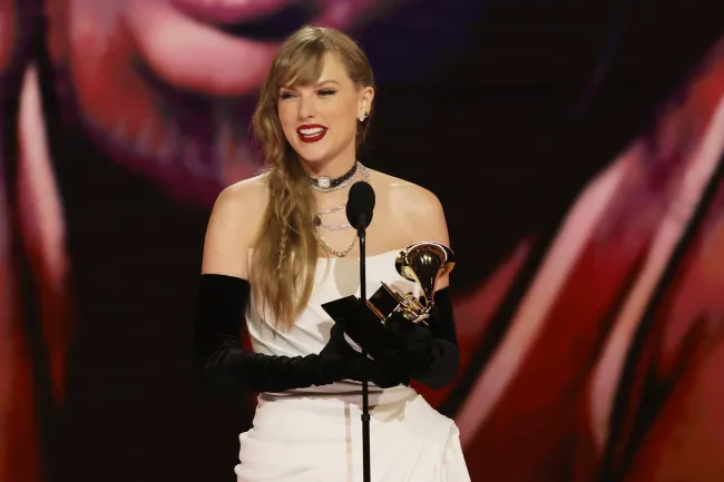 Taylor Swift acepta el premio al Mejor Álbum Vocal Pop en los Grammy 2024.