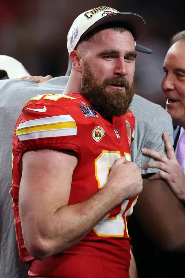 Travis Kelce con su uniforme de Chiefs