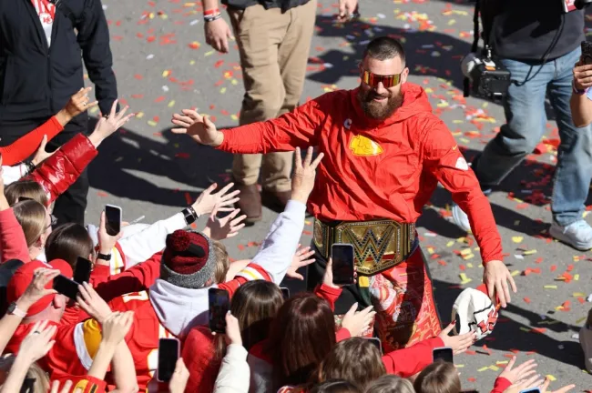 Travis Kelce en el desfile de la victoria del Super Bowl 2024