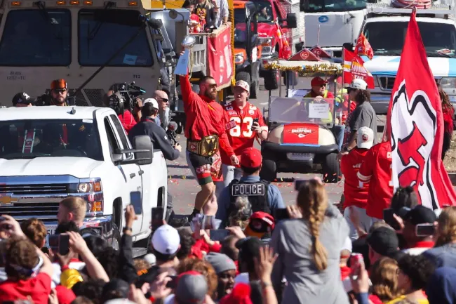 Travis Kelce en el desfile de la victoria del Super Bowl 2024