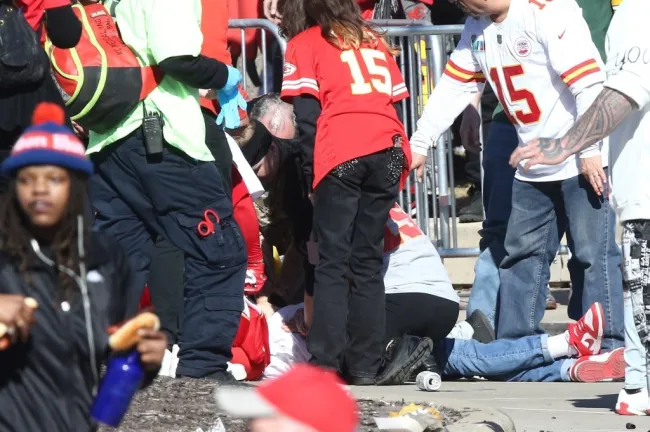 La policía de Kansas City responde a un tiroteo en el desfile del Super Bowl