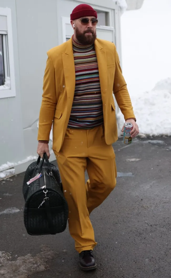 Travis Kelce con un traje amarillo