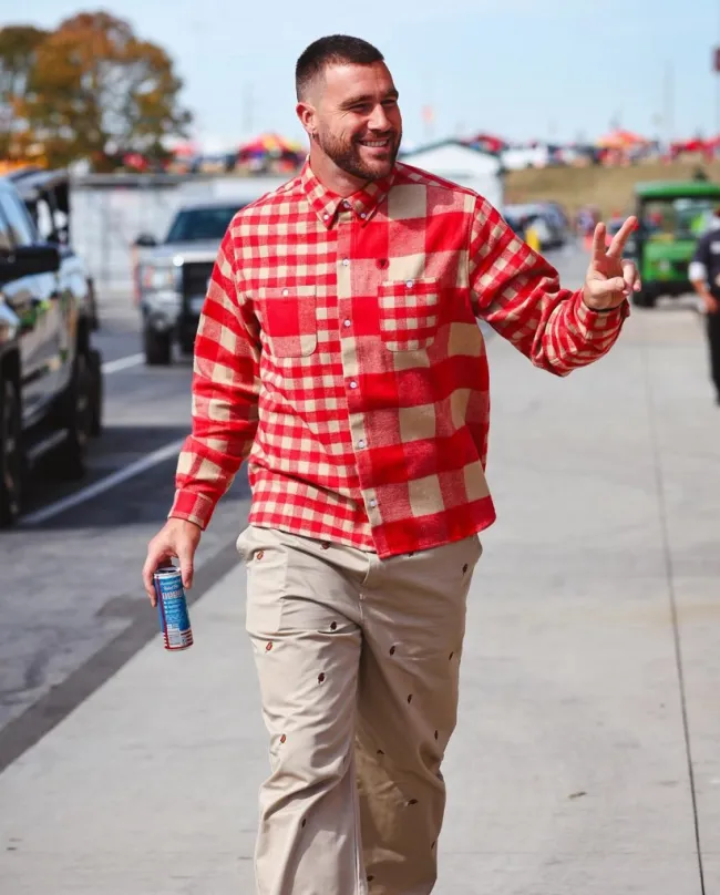 Travis Kelce con una camisa a cuadros