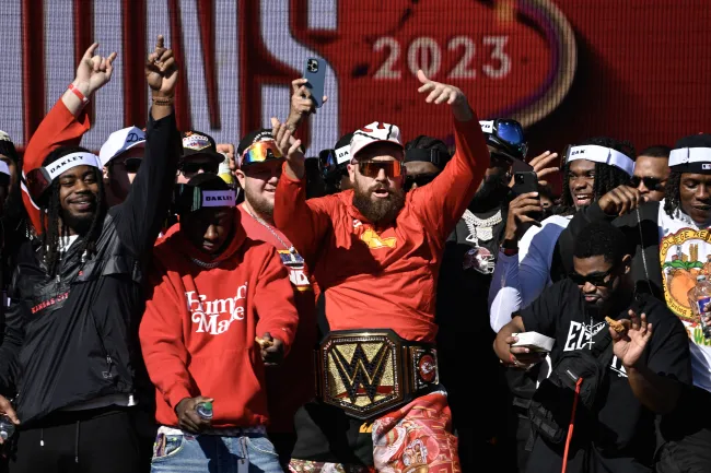 Travis Kelce en el desfile de los Chiefs.