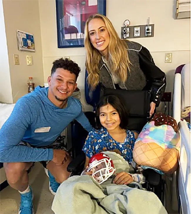 Patrick Mahomes y Brittany Mahomes con la víctima del tiroteo de los Chiefs.