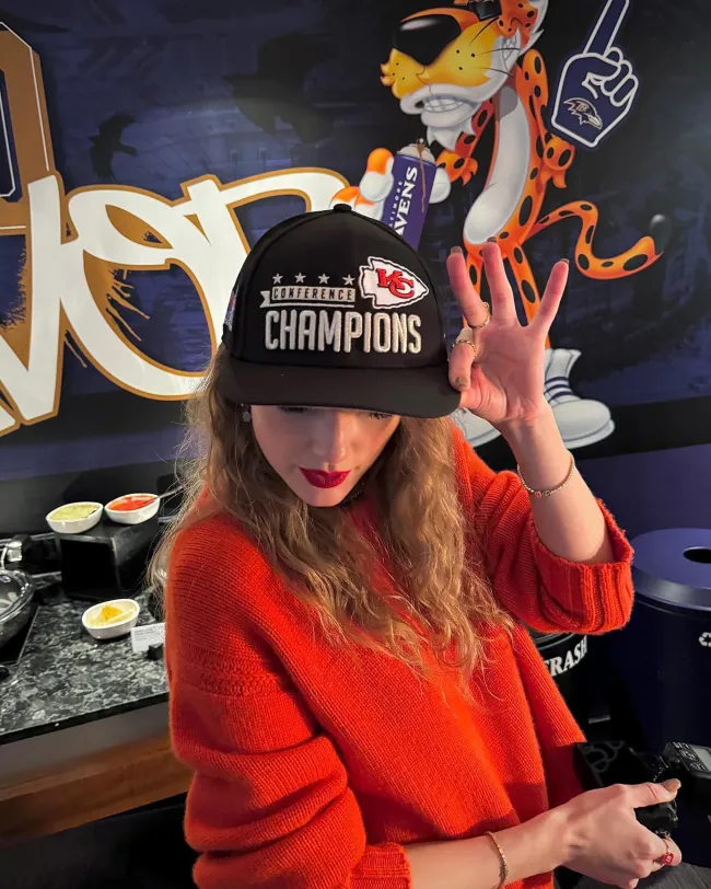 Taylor Swift mostrando su gorra de campeona del Super Bowl