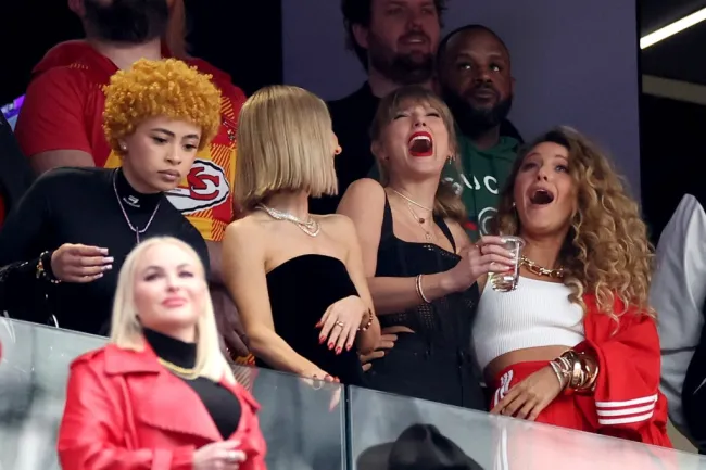 Taylor Swift Ice Spice y Blake Lively en el Super Bowl 2024